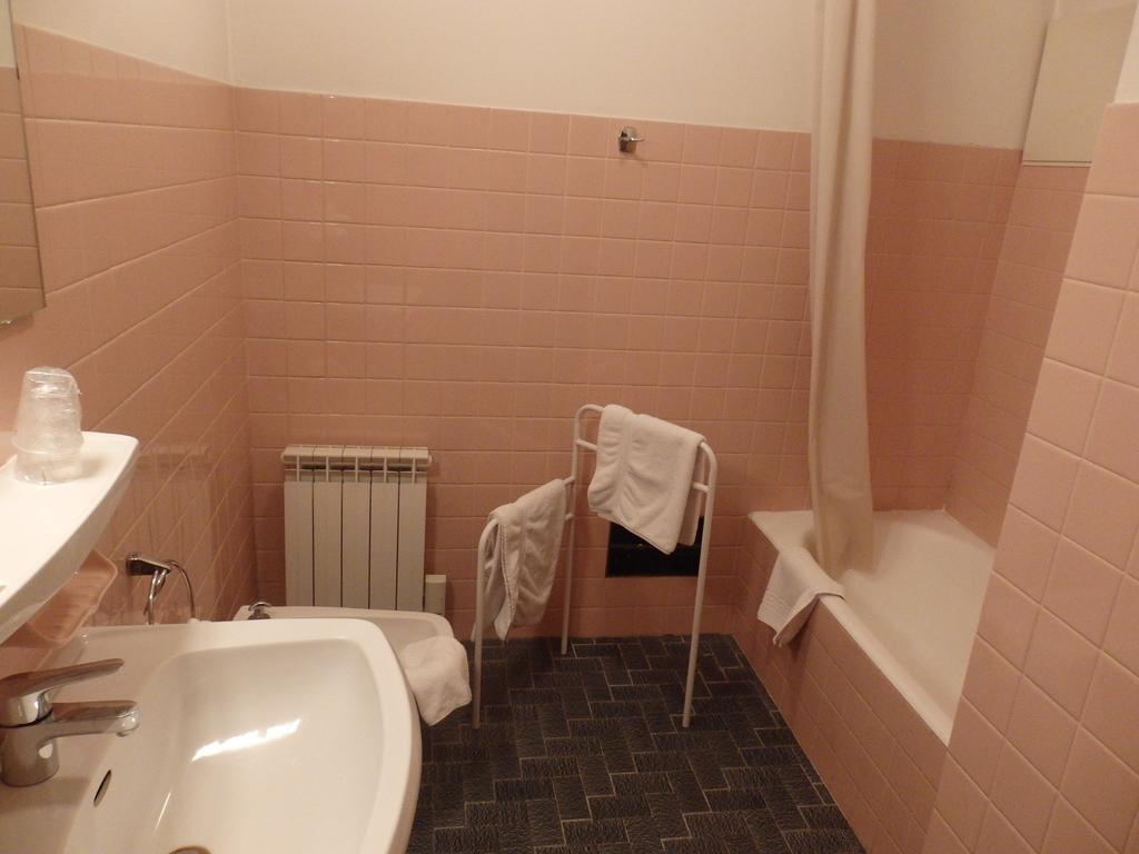 Servhotel Morestel Luaran gambar